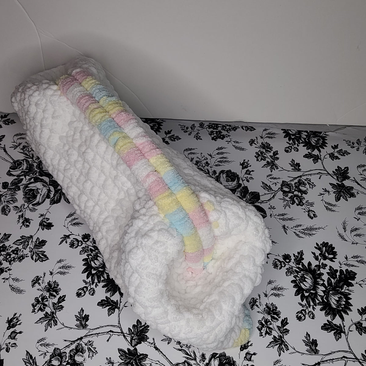 Fuzzy clutch bag in white